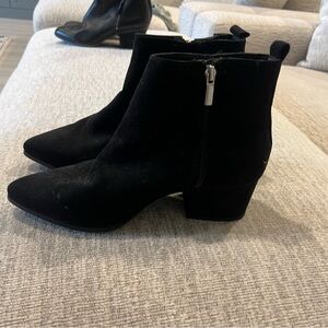 New day black ankle booties never worn
